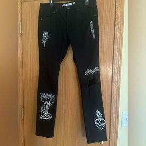 ☠️Size 34 Broken Promises Black Jeans w White Graphic Images, hole in left knee.